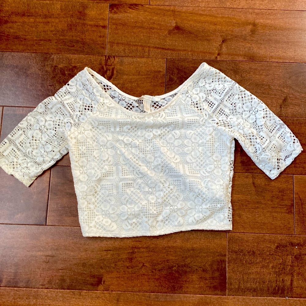 White lace crop top. Size medium, forever 21.